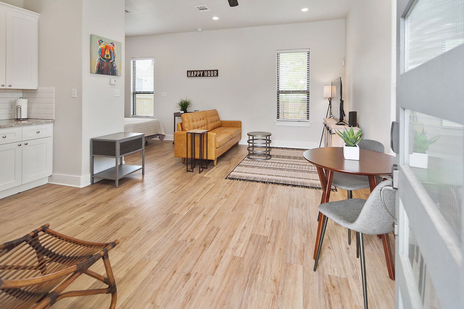 Available Now!! Gorgeous 1 Bed, 1 Bath in the Heart of College Station!! – photo 3