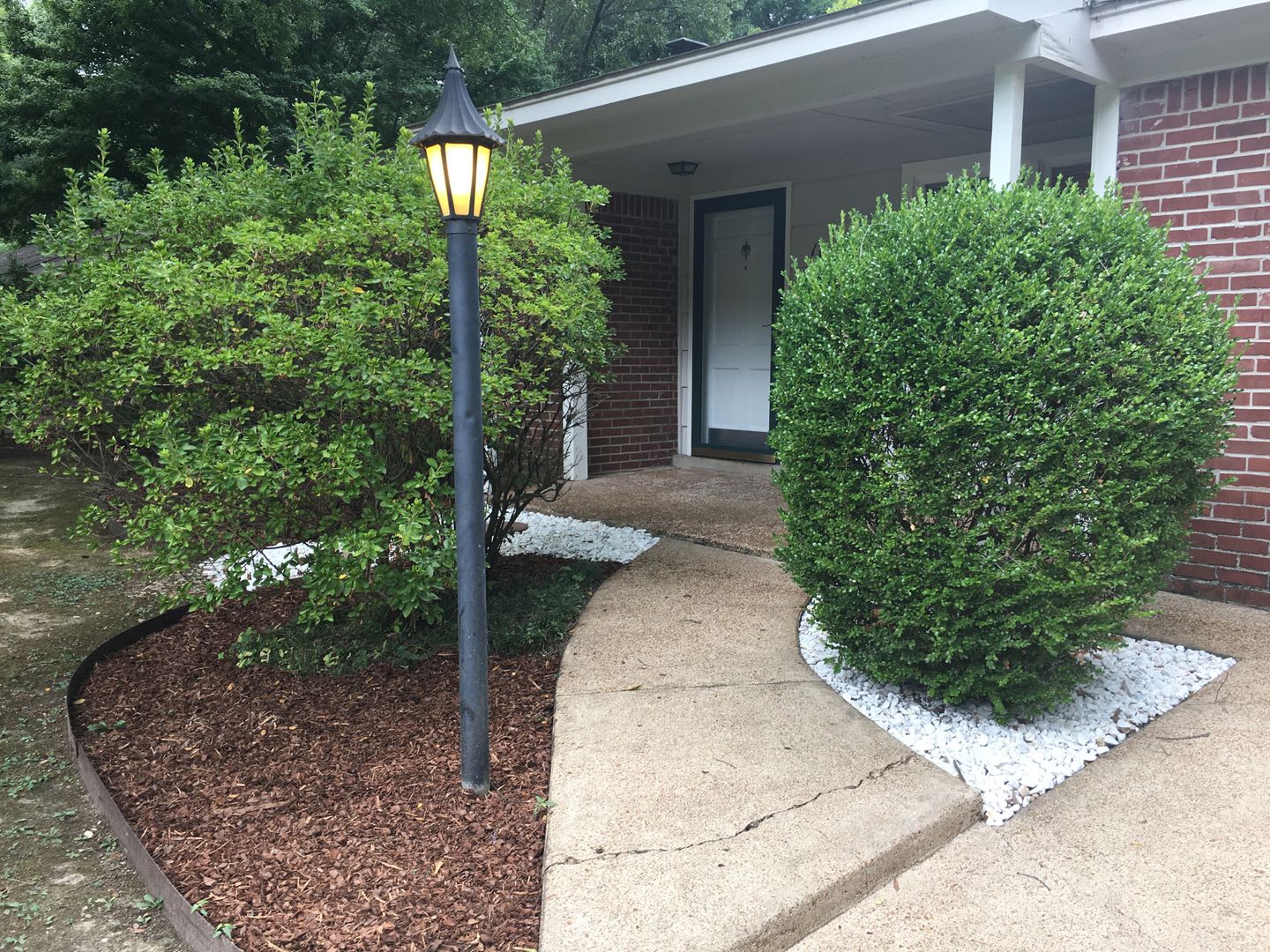 Charming East Memphis Home With Fully Fenced In Back Yard Over 1900 Sq Ft Of Living Space Pets Are Allowed Fees Apply – photo 2