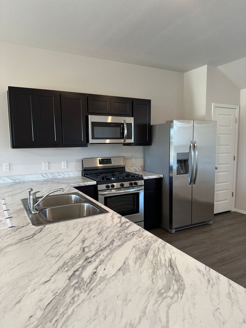Pre-Leasing Now: Charming 3-Bedroom, 2-Bath Home in Park Place! – photo 5