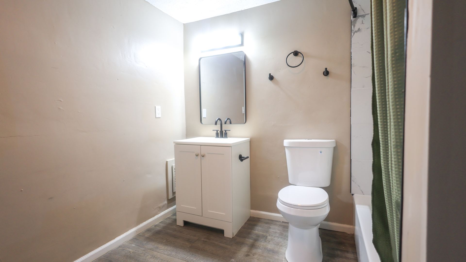 Welcome home to this freshly renovated 3-bedroom, 1-bathroom home on Cleveland’s West Side! – photo 2