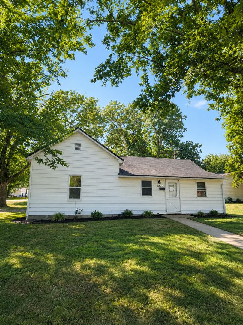COMING SOON: CUTE 2 BEDROOM / 1 BATHROOM HOUSE IN LAMAR MO!!! – photo 1