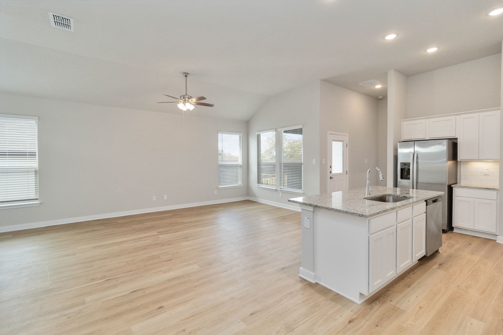 Want luxury living in the Far West ...Look no further...Amanda Park is it! – photo 5