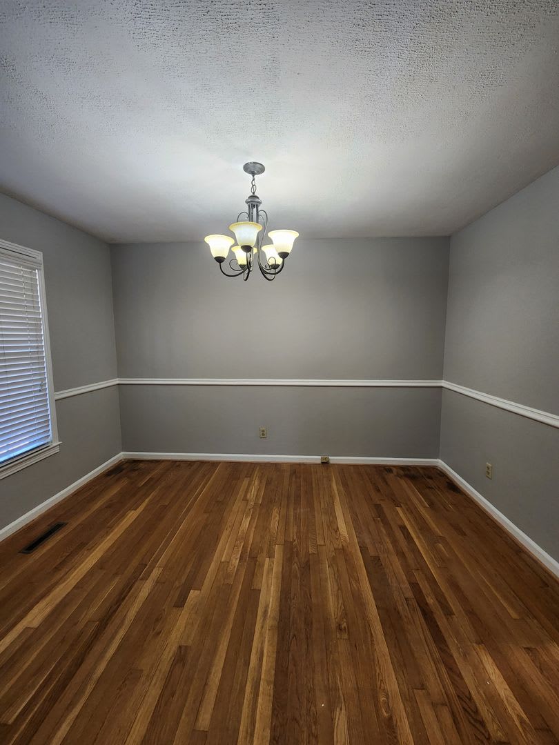 !!500!! Move-IN Discount Spacious 3-Bedroom Brick Home with Two Living Areas & Fenced Backyard! – photo 4