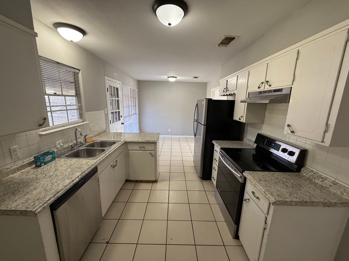 Completely Remodeled 3 bedroom 2 bath, 2 Car Garage AVAILABLE NOW! – photo 2