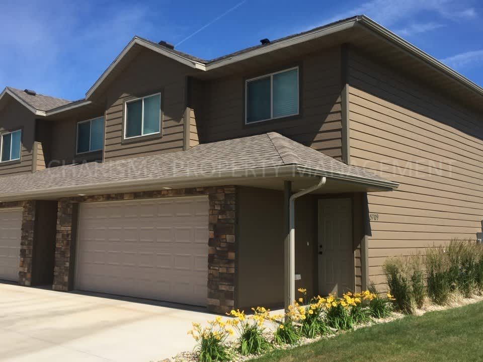 SPACIOUS 3 BEDROOM TOWNHOME!! – photo 3