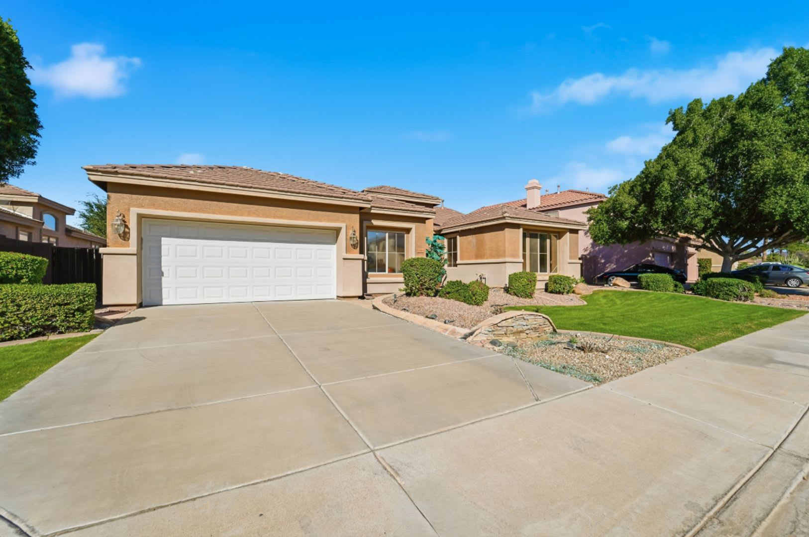 Beautiful Single Level Home With Private Pool Prime Arrowhead Location – photo 3