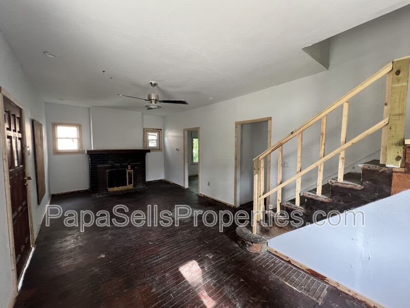 327 E Stuart Ave – photo 3