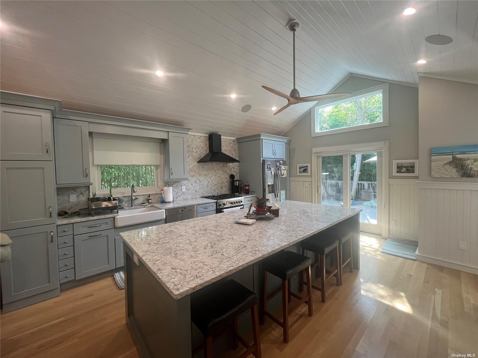 985 Surfview Walk – photo 4