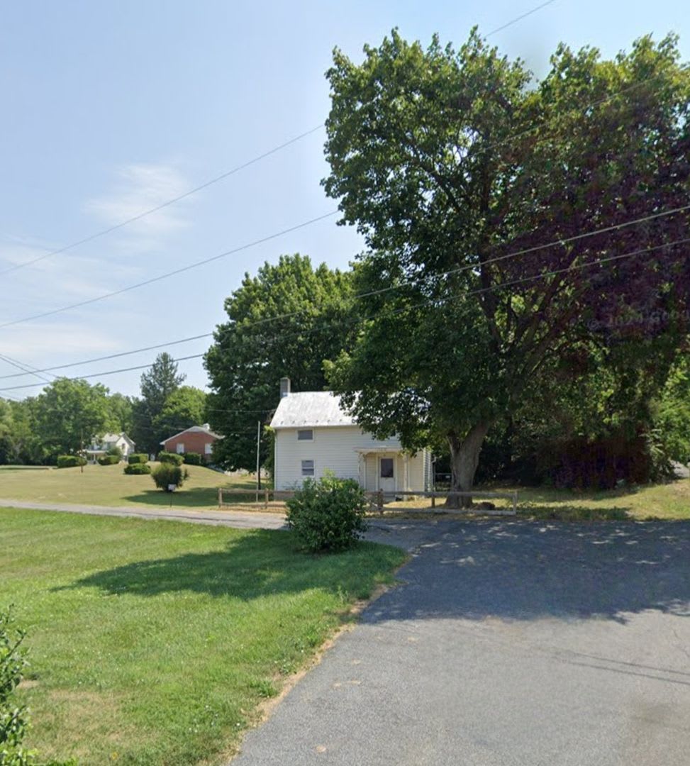 Handyman Special! Rent or Rent-to-Own – 3 Bedroom, 2 Bath House with a Spacious Yard – photo 2