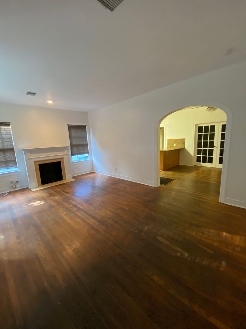 UT PRE-LEASE: Charming home 2 blocks from UT, Wood Floors, Updated kitchen, Walk/Bike to Campus – photo 5