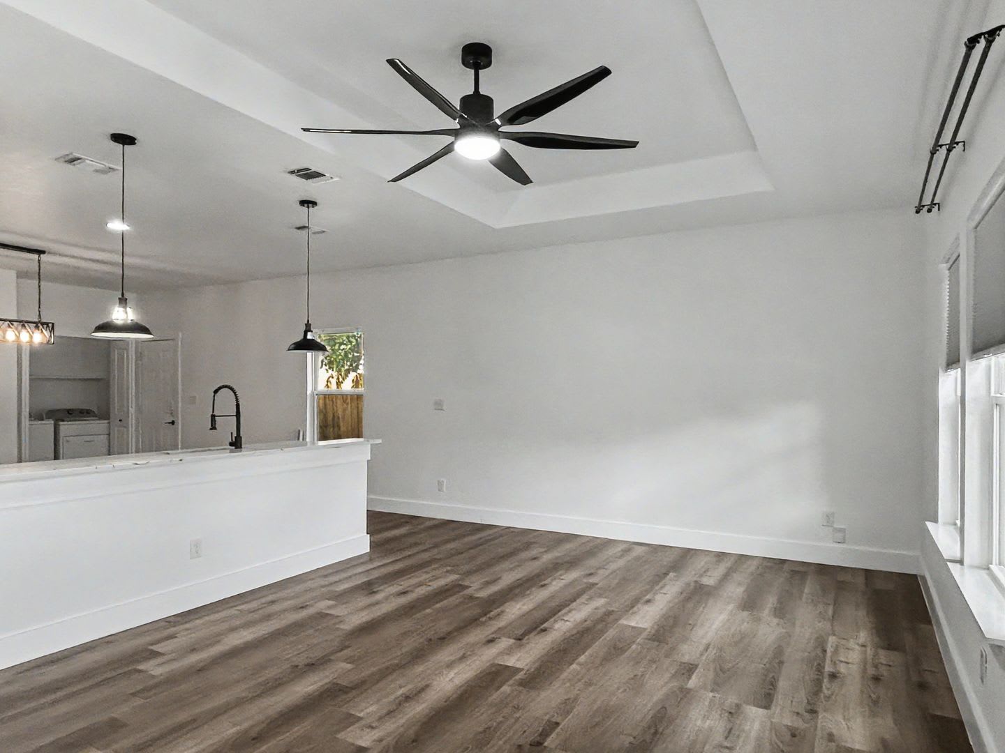 Modern 3-Bedroom Home Near Downtown – photo 2