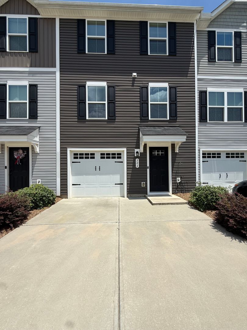 3/2.5 Townhome Available Now in Simpsonville! – photo 1