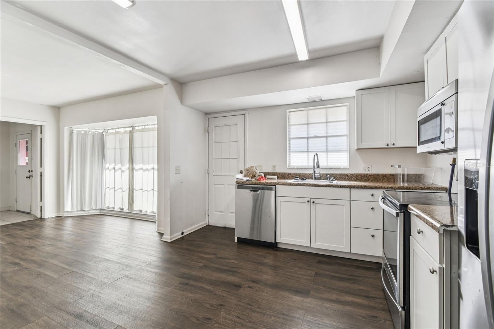 855 E BRANDON Boulevard – photo 3