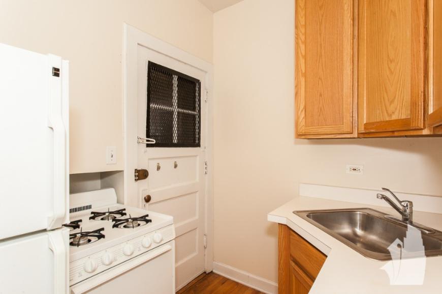 3926 North Pine Grove Avenue – photo 2