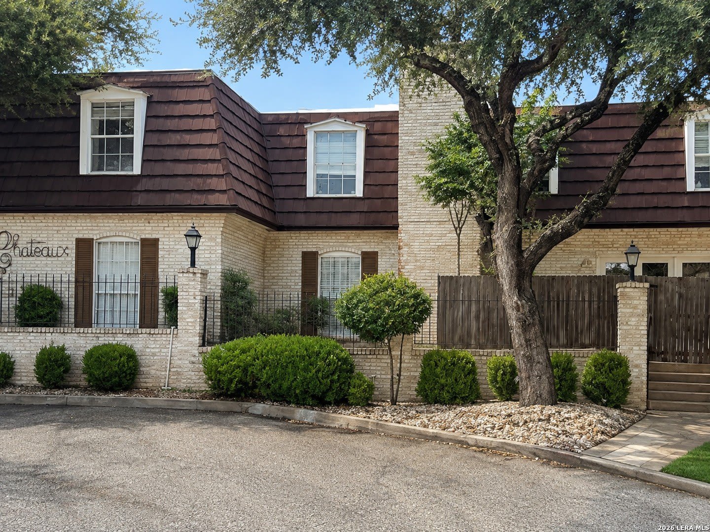 8030 Broadway – photo 1