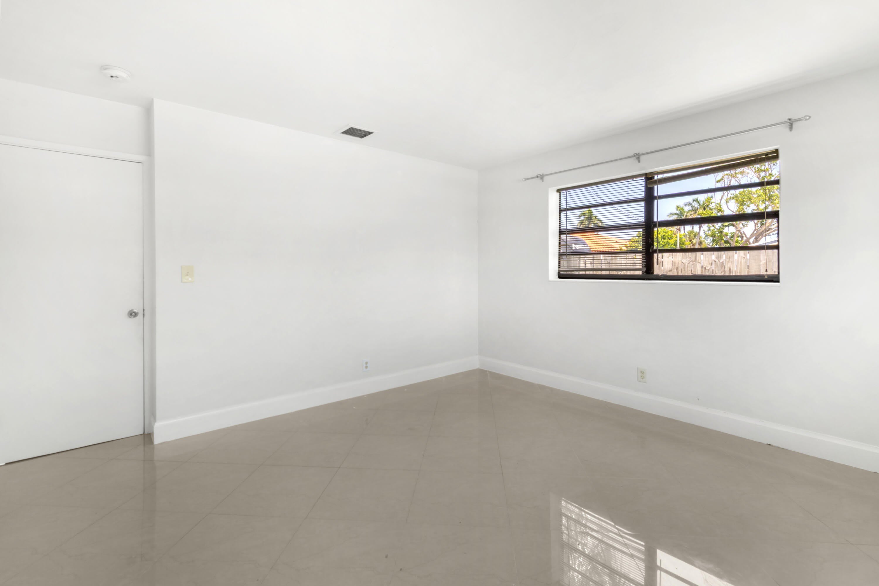 477 NE 35th Street – photo 4