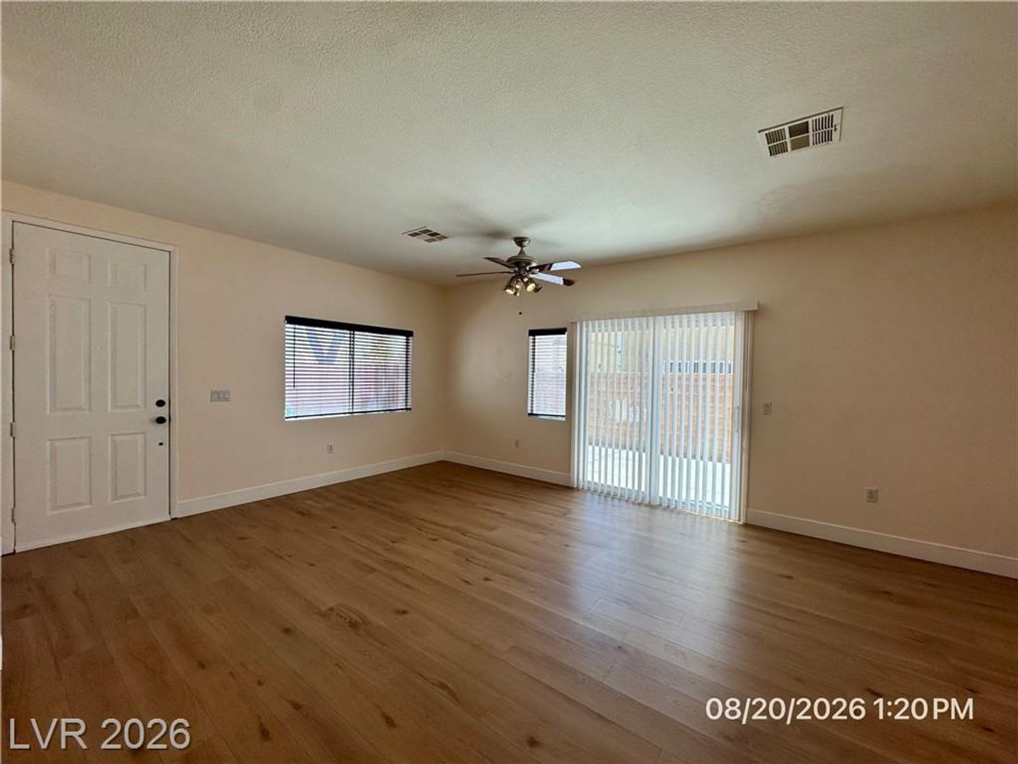 Spacious 3-Bedroom Townhome with Private Yard & Community Pool – photo 3