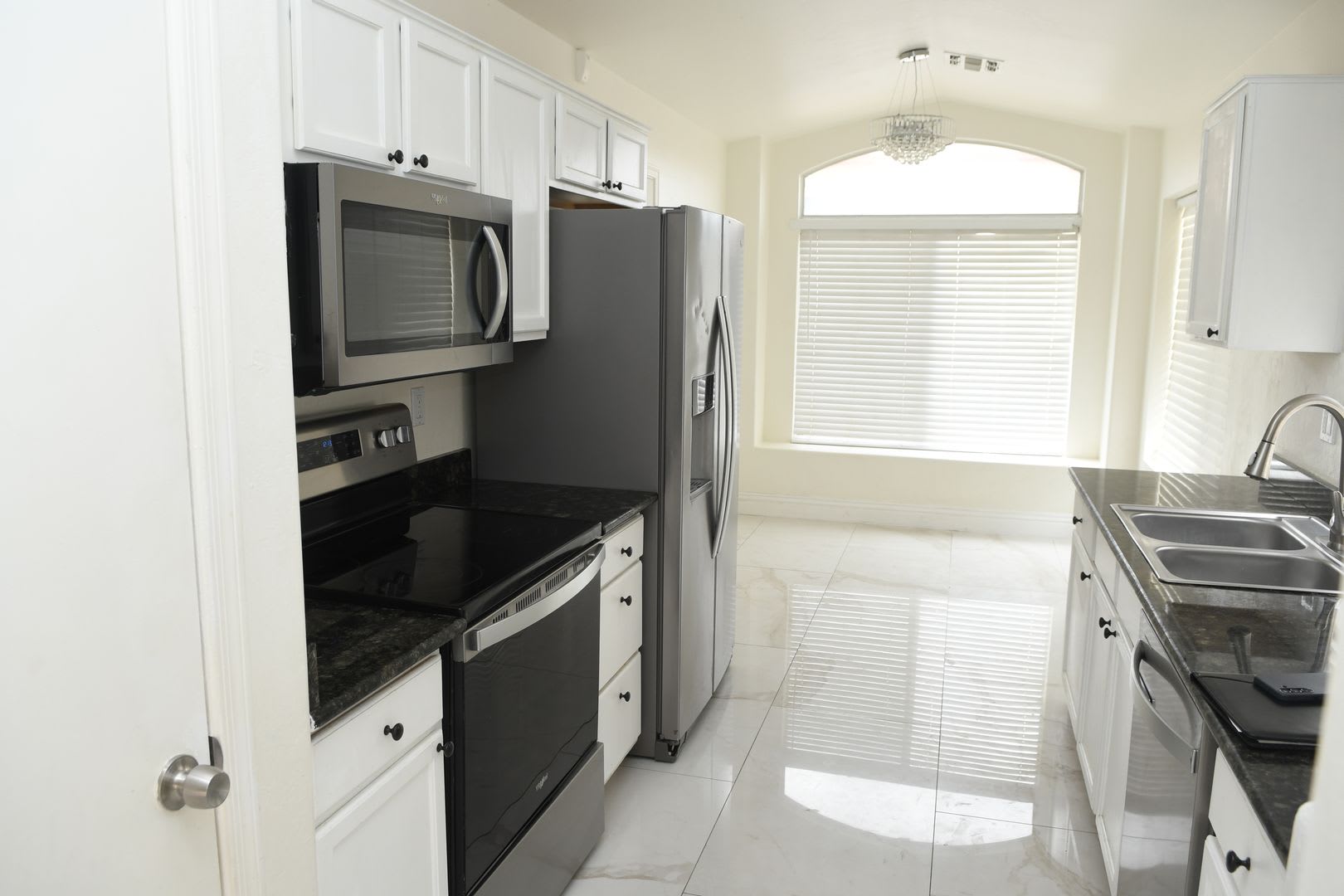 Ideal 3 Br 2 Ba 2 Car Garage Home with SOLAR Near 202 Bypass and 40th St in Phoenix – photo 5