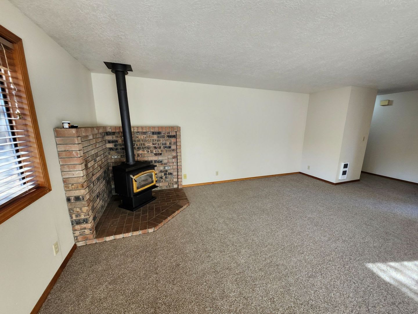3 Bed/2 Bath Single Level Home near Parks and Schools – photo 2