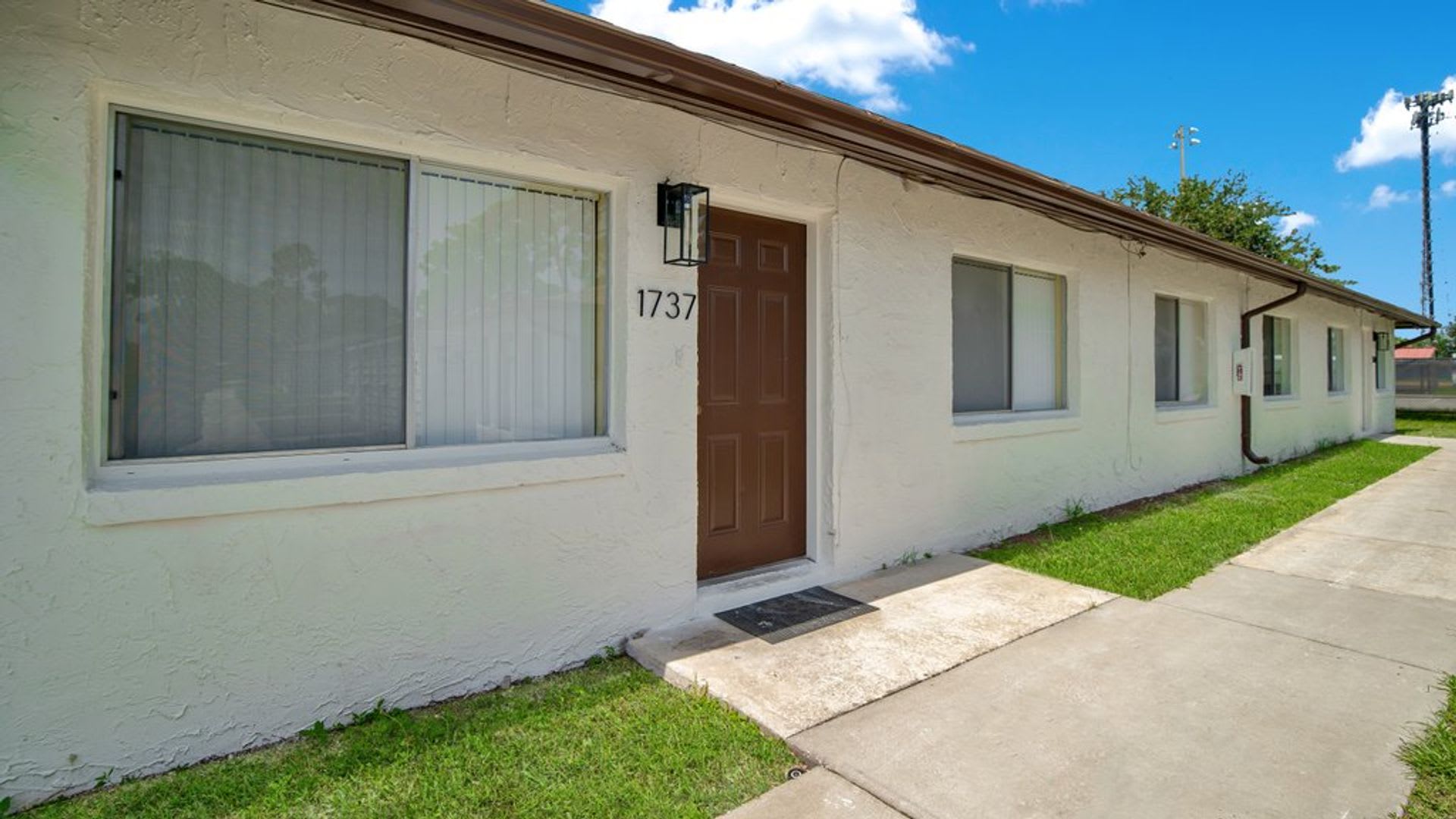 MOVE IN SPECIAL ONE MONTH FREE LIMITED TIME FOR ONE YEAR LEASE – photo 1