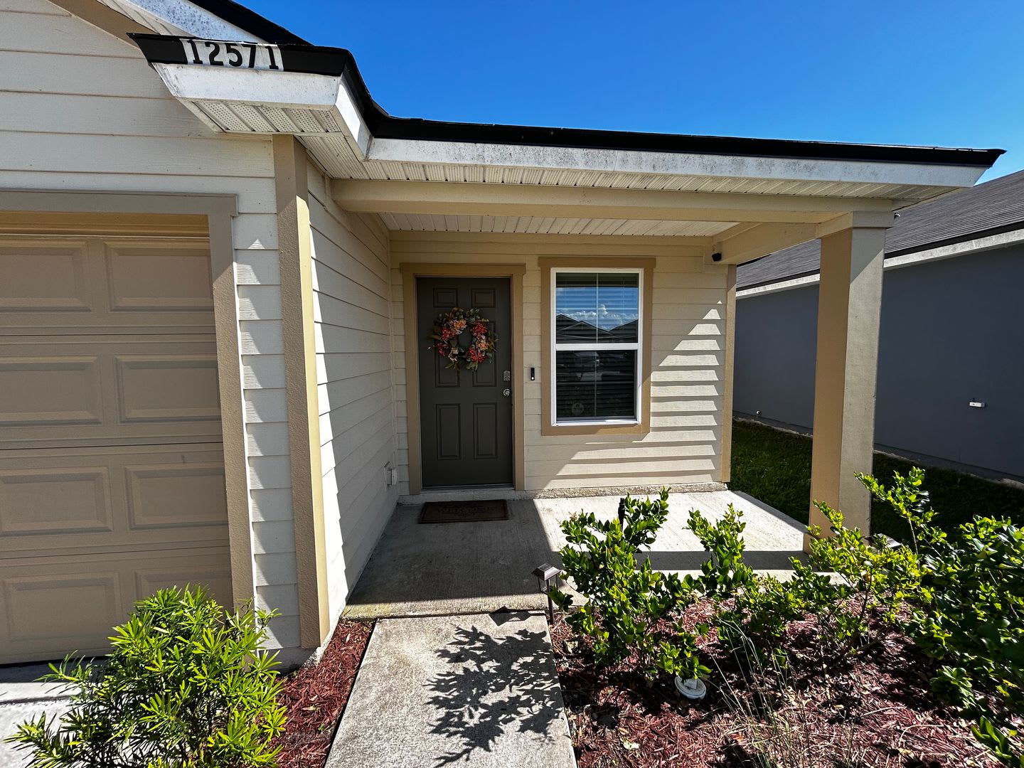 Picturesque Waterfront 4 Bedroom Home With Premium Amenities 3 Car Garage 500 Off First Month S Rent – photo 4