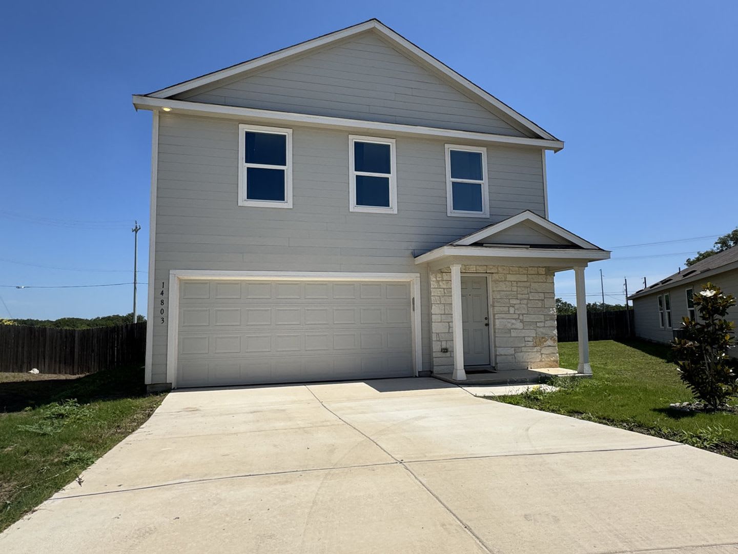 Like new 4/2.5 home (2023) in Morgan Heights with loft and big yard – photo 1
