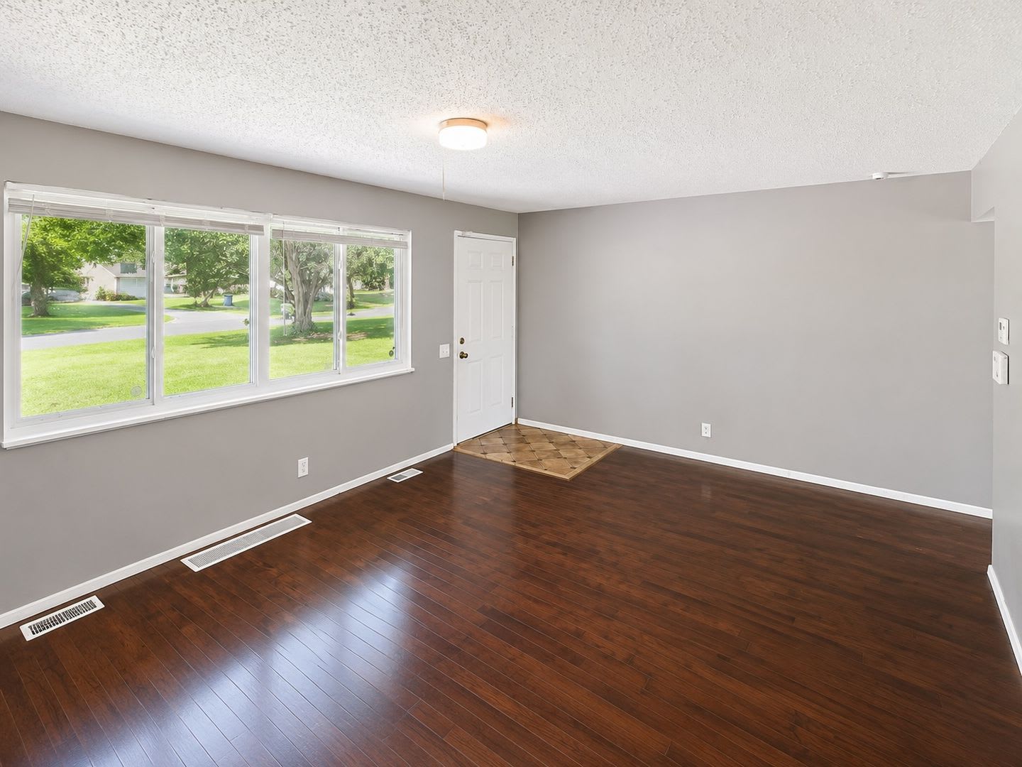 Your next home is waiting! Check out this inviting 3-bedroom – photo 4