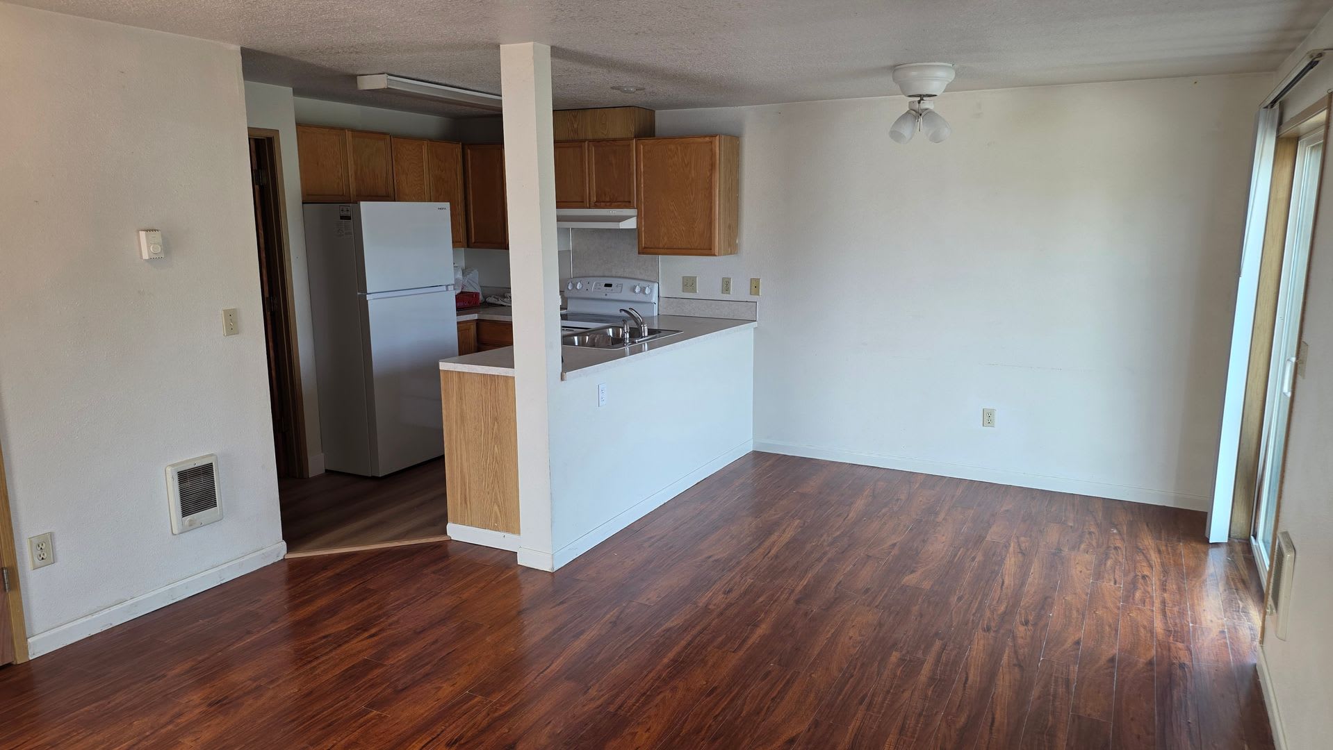 3 Bed, 2 Bath Townhouse Available! – photo 2