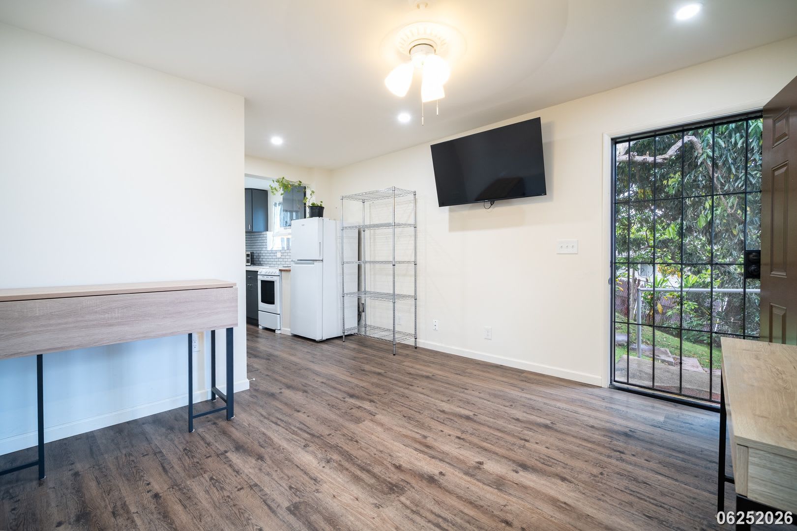 Like New breezy Studio/1BA detached cottage in a single family dwelling in Aiea – photo 5