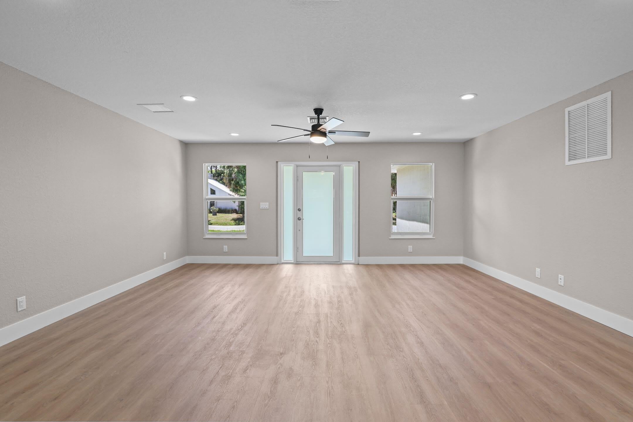 4611 SUNSET Boulevard – photo 2
