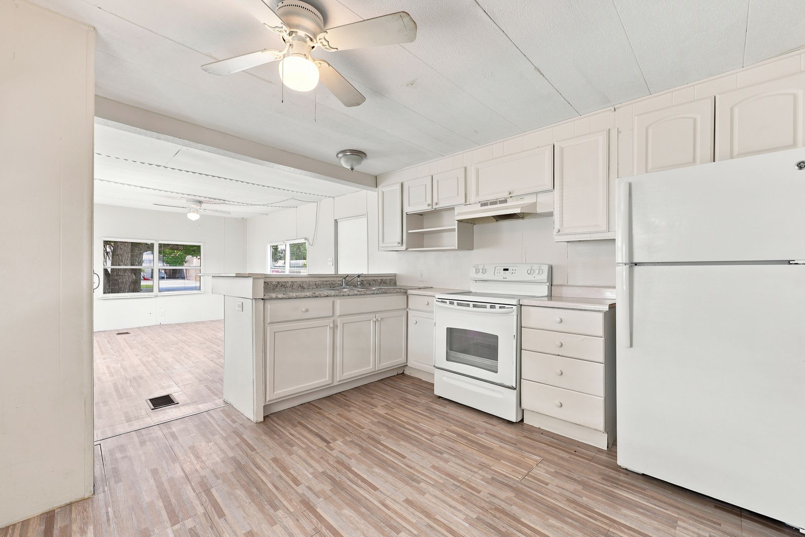 Updated 2 bedroom Home with Modern Finishes – Available for Immediate Move-In! – photo 5