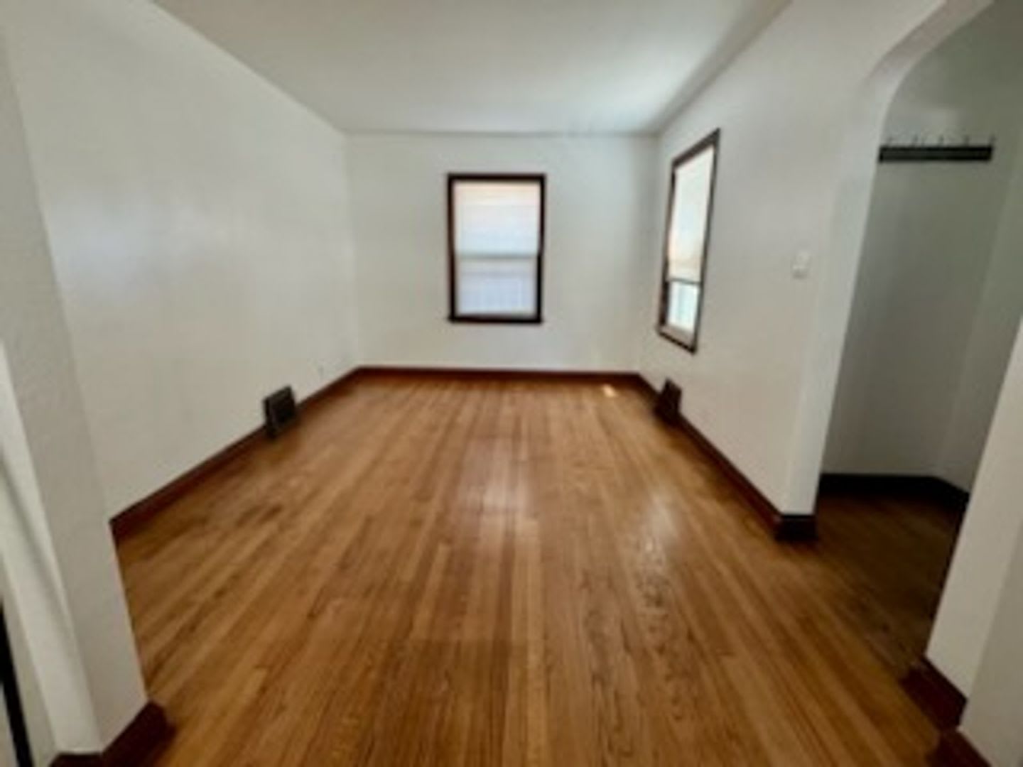 Fully Remodeled single family house! 3 bedrooms, full kitchen, full bath, living room – photo 3