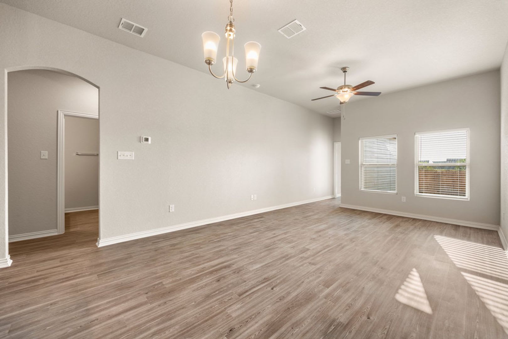 AVAILABLE NOW! STUNNING 3 BEDROOM DUPLEX LOCATED IN CONVERSE, TX! – photo 4