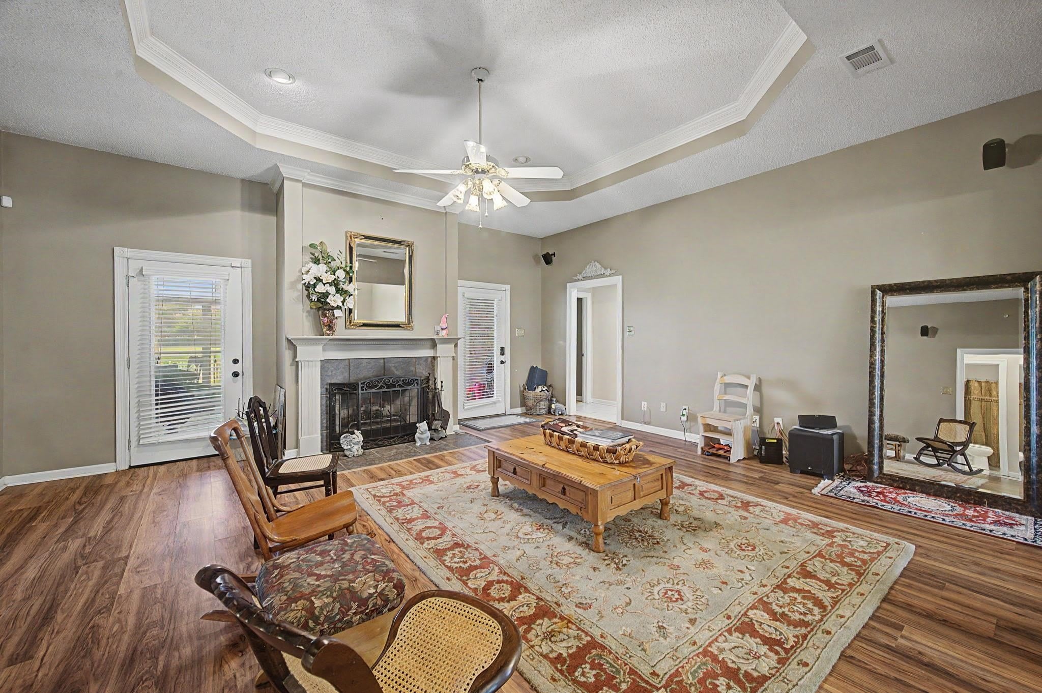 300 Cheyenne Dr – photo 3