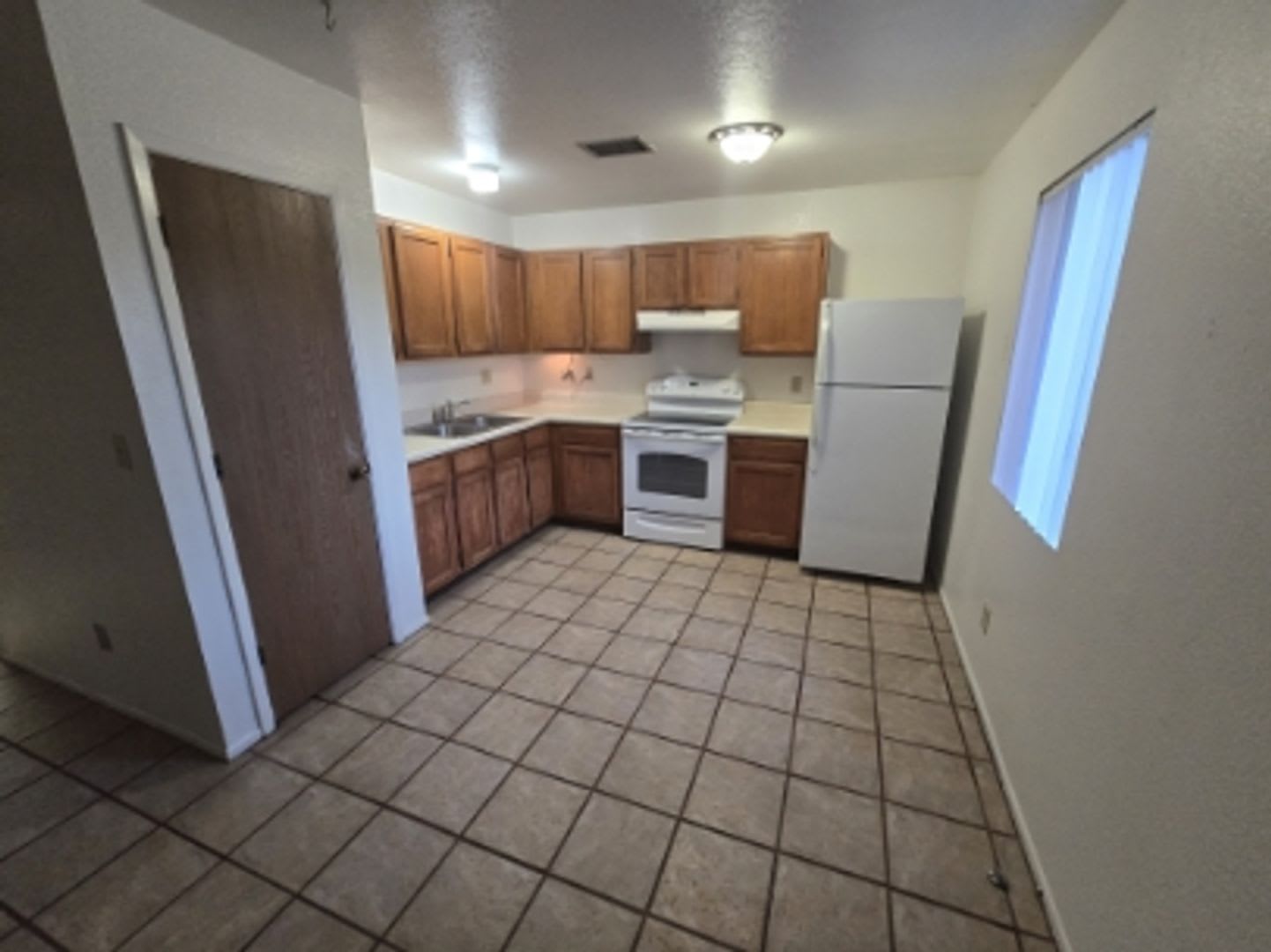 TRIPLEX 2BD/1BA COMING SOON!!! SPACIOUS BACKYARD!! – photo 5