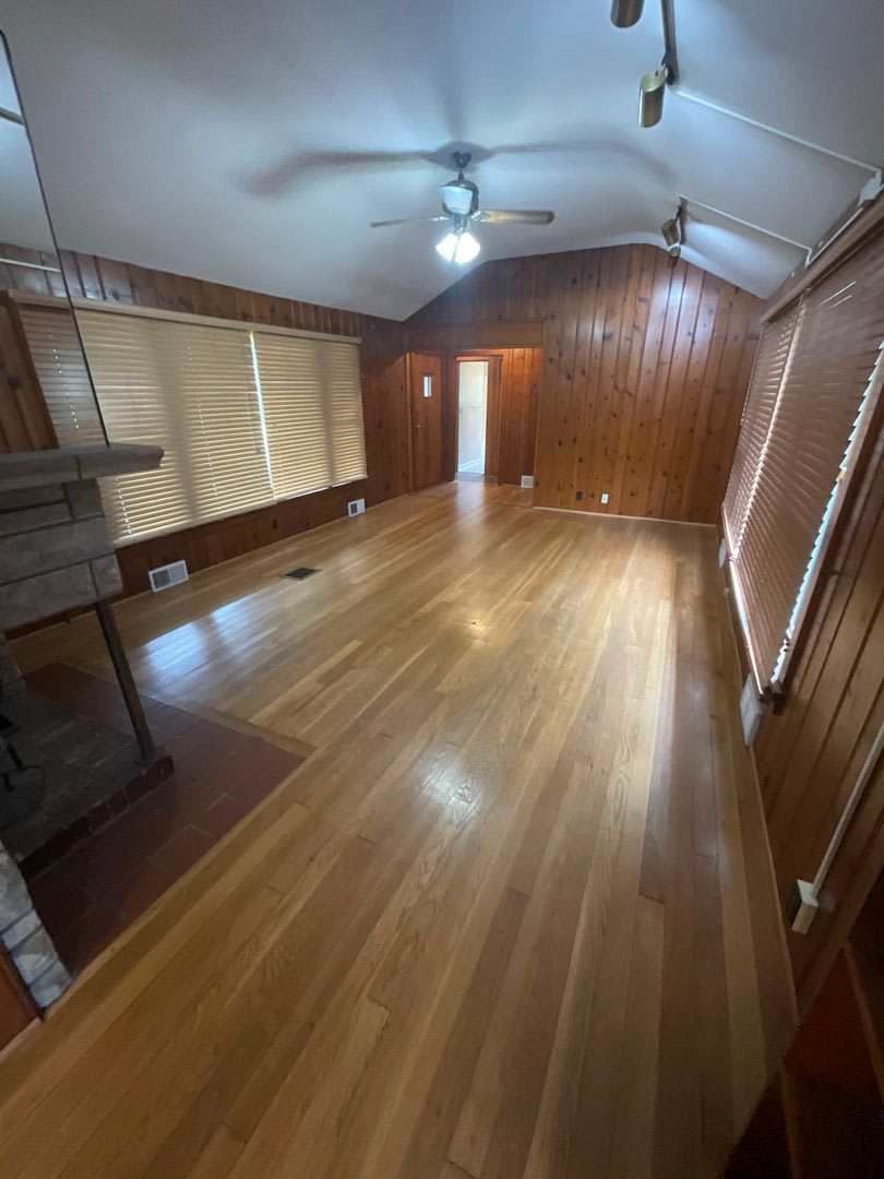 Charming 3 Bed 2 Bath Home! *2027* – photo 4
