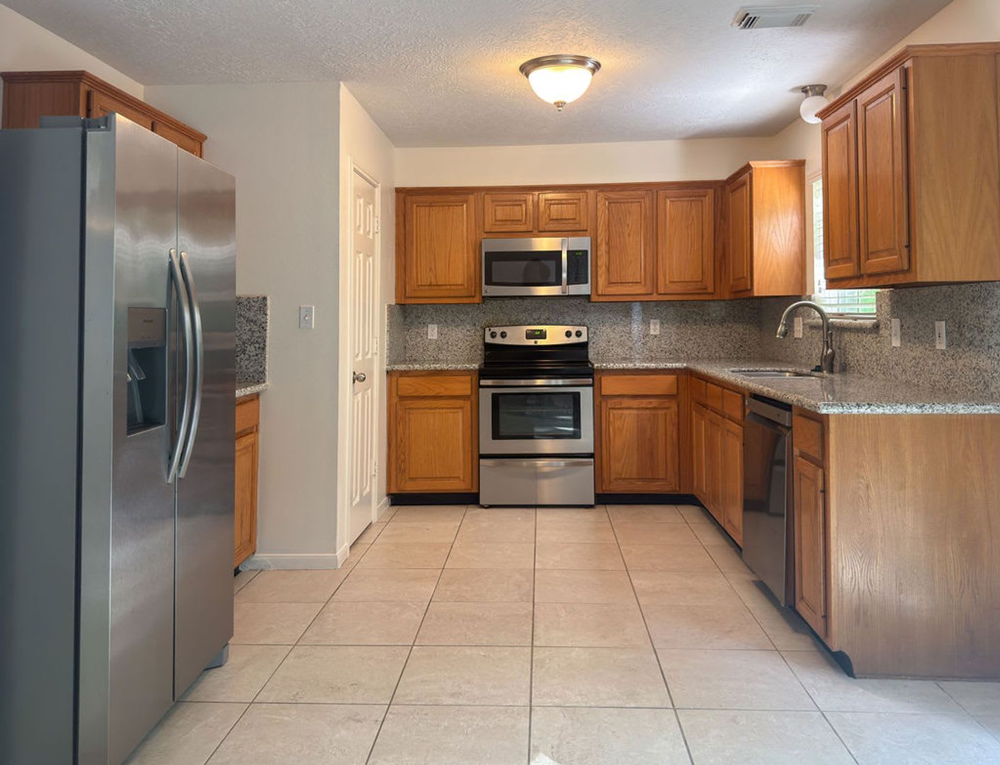 ***MOVE IN SPECIAL*** 1/2 OFF 1st Month's Rent Beautiful 2 Story on Corner in Elkins Lake – photo 5