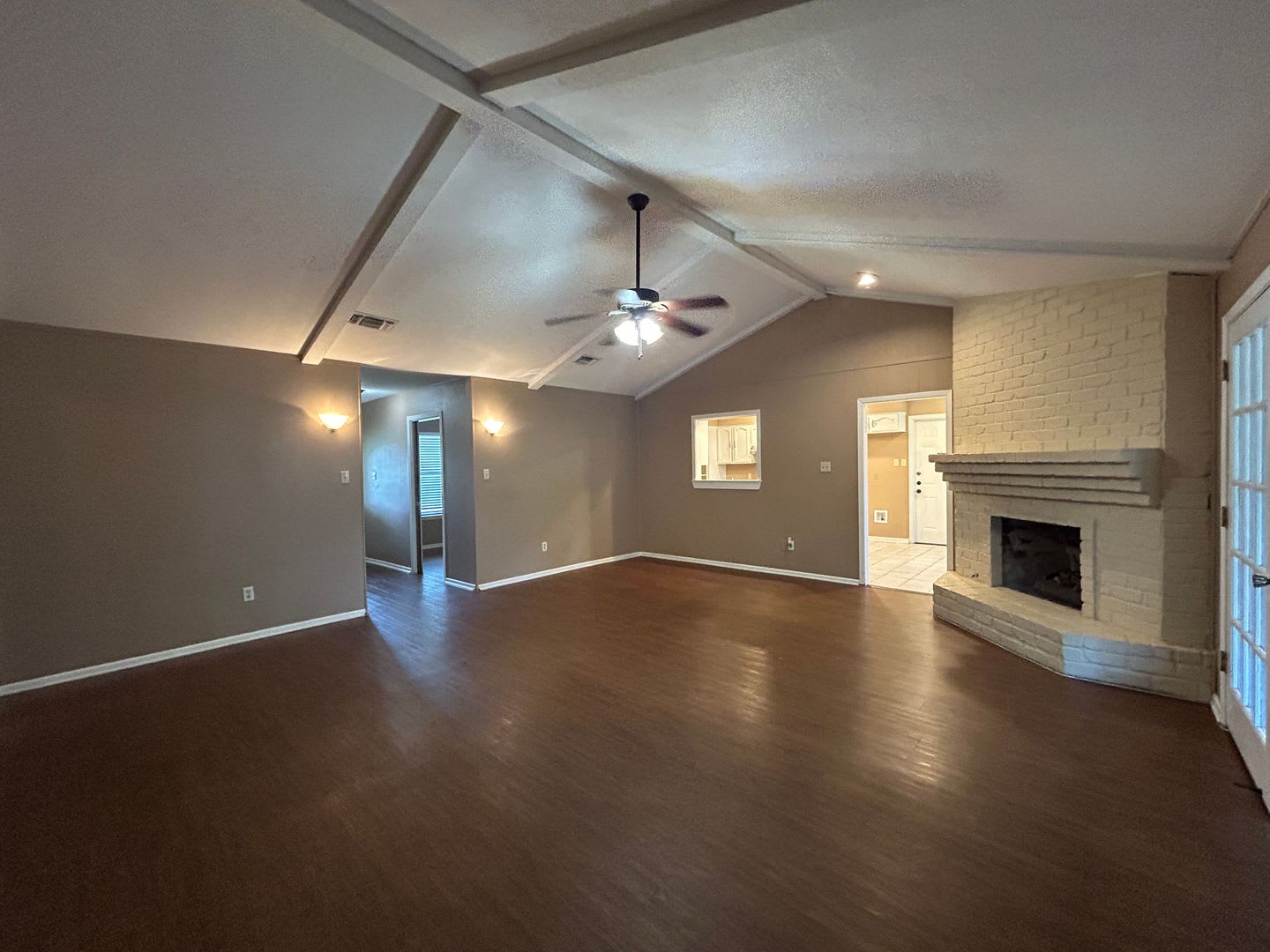 Live On The Hill Ceramic Tile Lvp No Carpet Washer Dryer Included Fireplace Fenced In Yard Nbisd – photo 4
