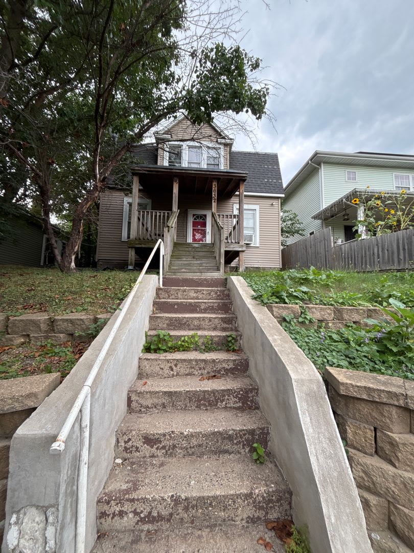 Beautiful 3 bedroom 1 bathroom House in South Minneapolis! – photo 1