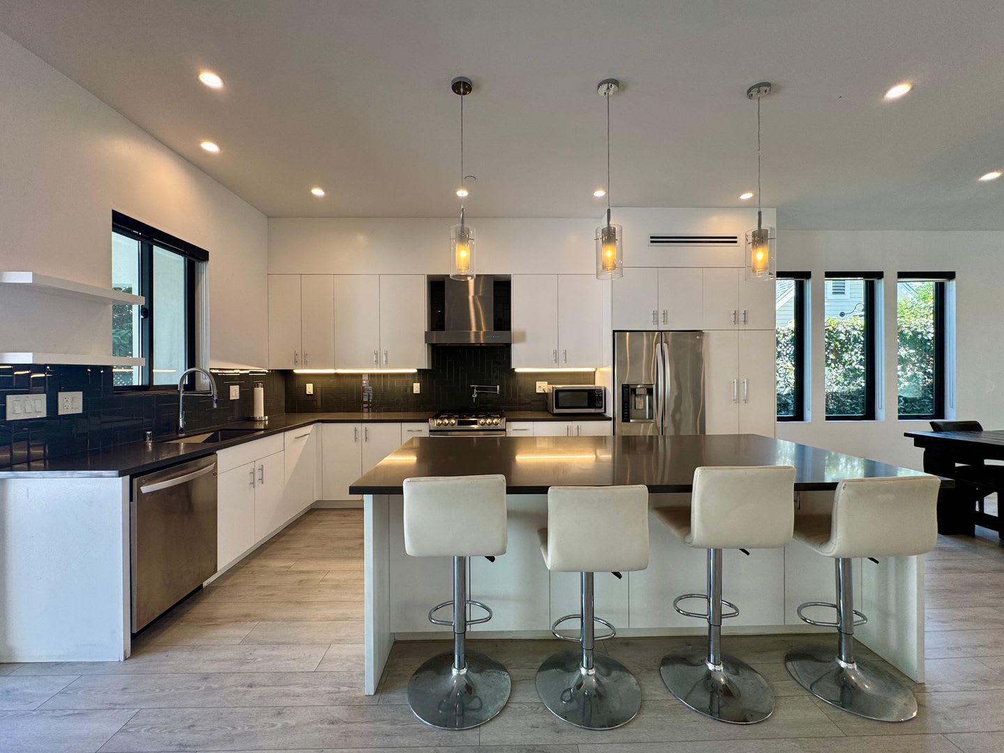 Five Bedroom Four Bathroom Luxury House In Koreatown – photo 4