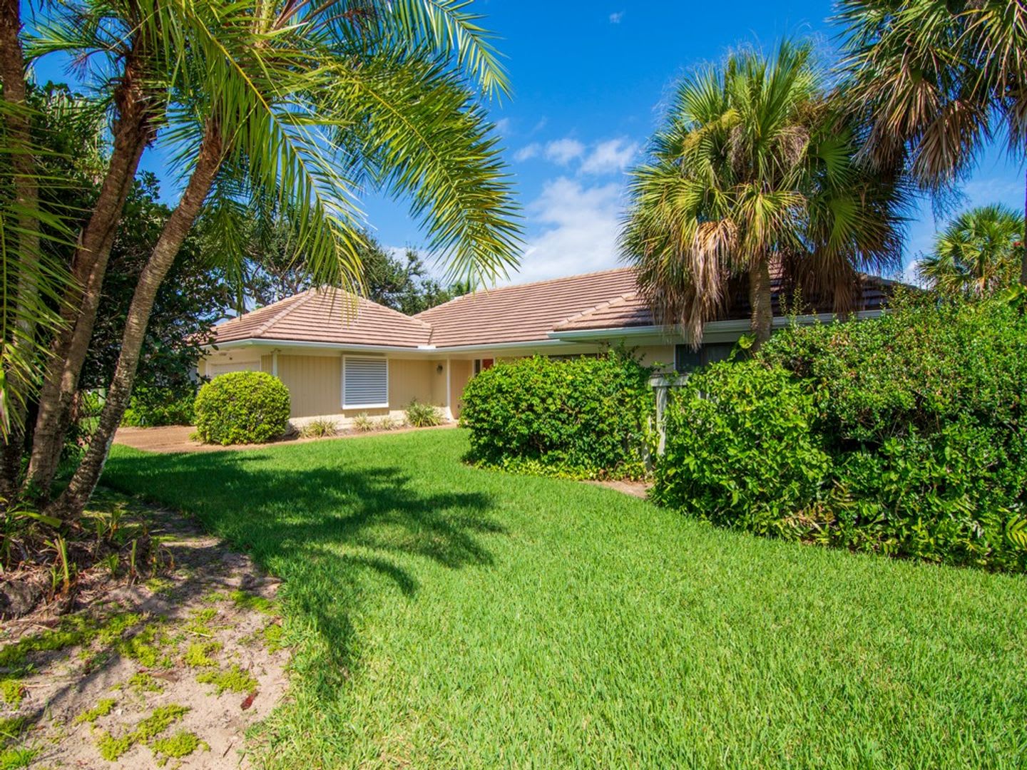 Seasonal Rental Steps from the ocean! – photo 4