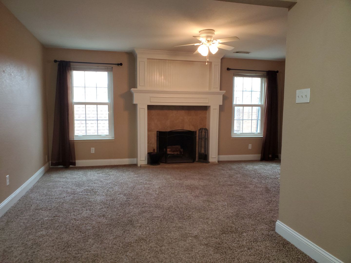 Huntington Condominiums upstairs, beautiful 2 br, 2 bth, wood burning fireplace – photo 2