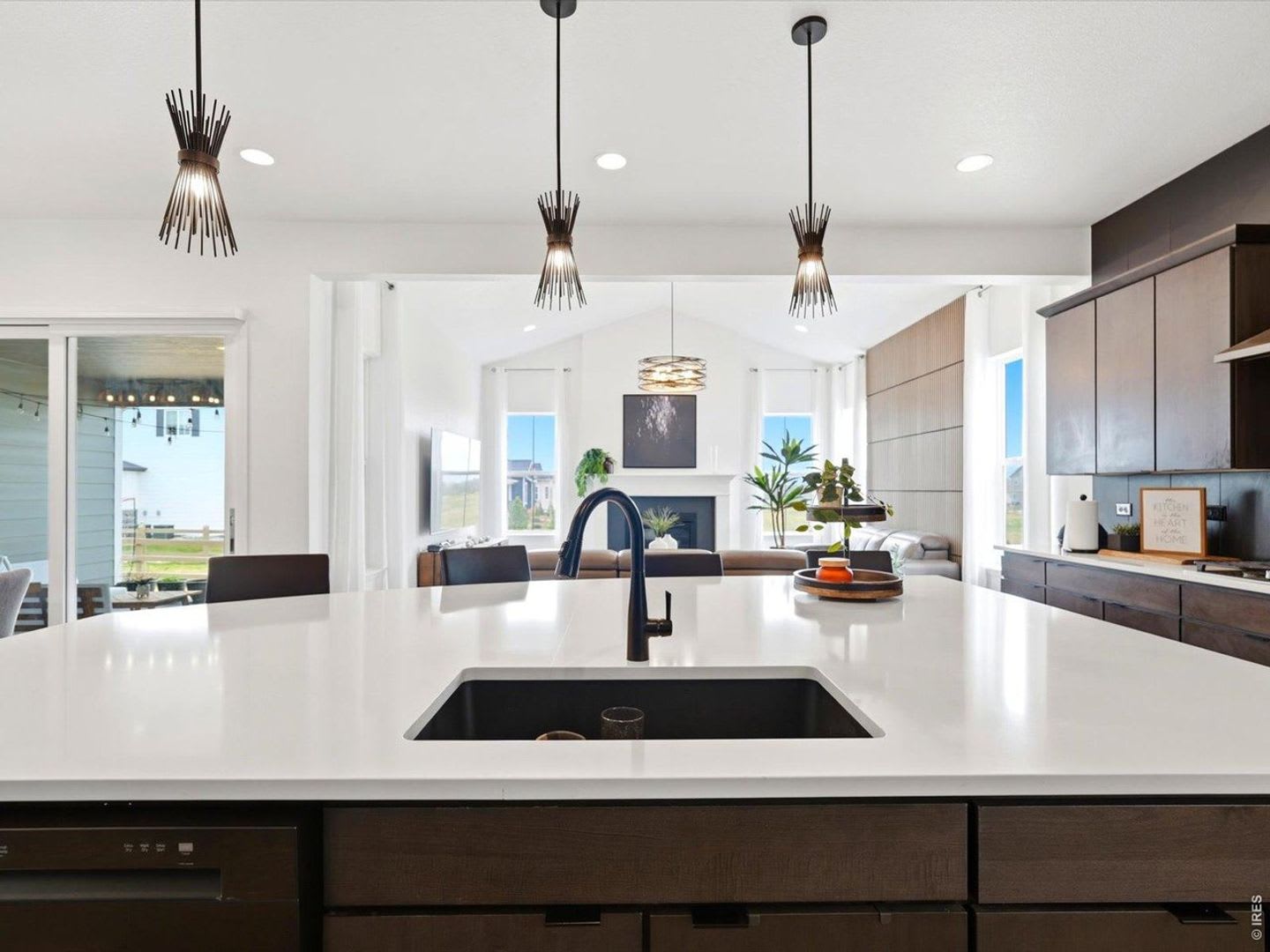 Exceptional contemporary residence in the coveted Serratoga Falls – photo 4
