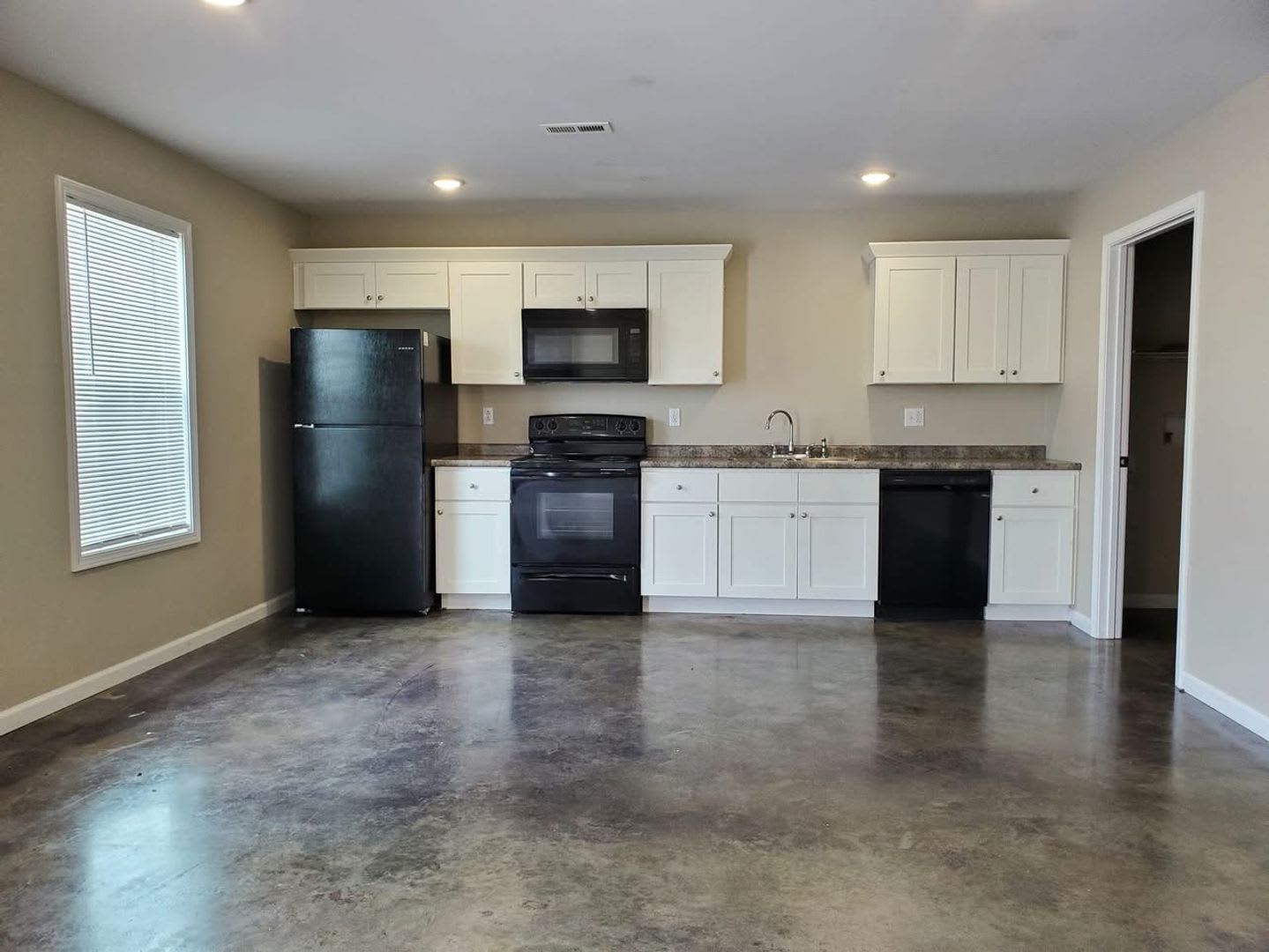 3 bedroom 1 bath House located in Jackson, MO – photo 2