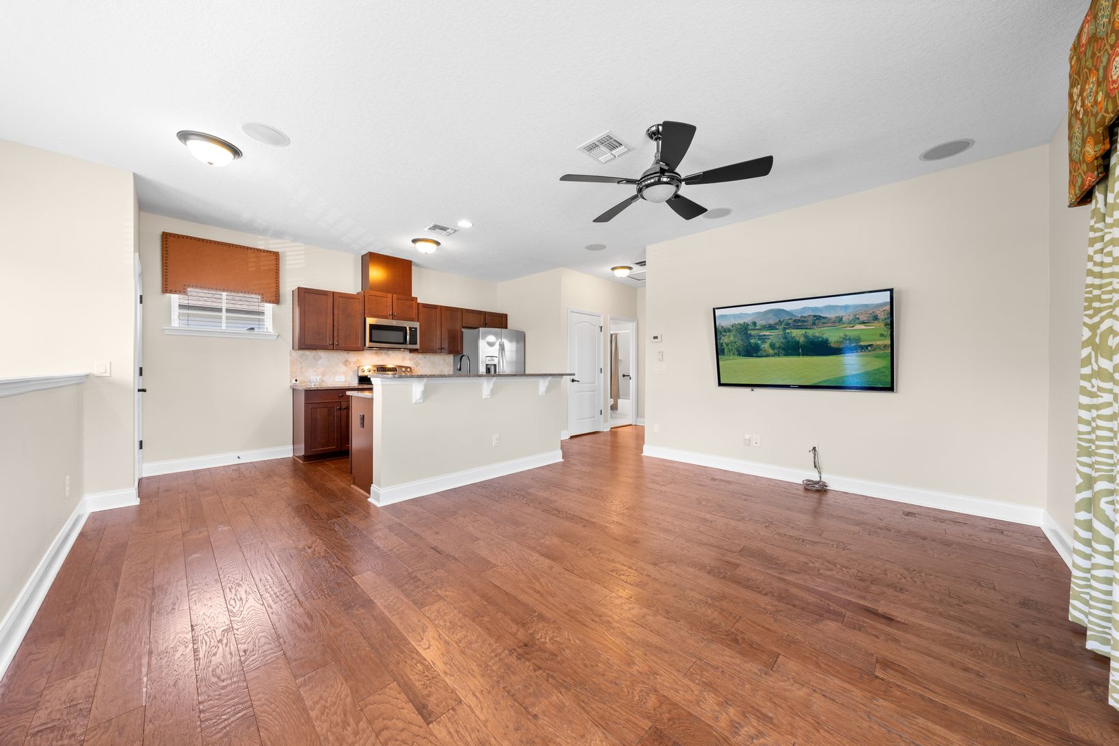 Stunningly Beautiful and Stylish Garage Apartment ~ – photo 4