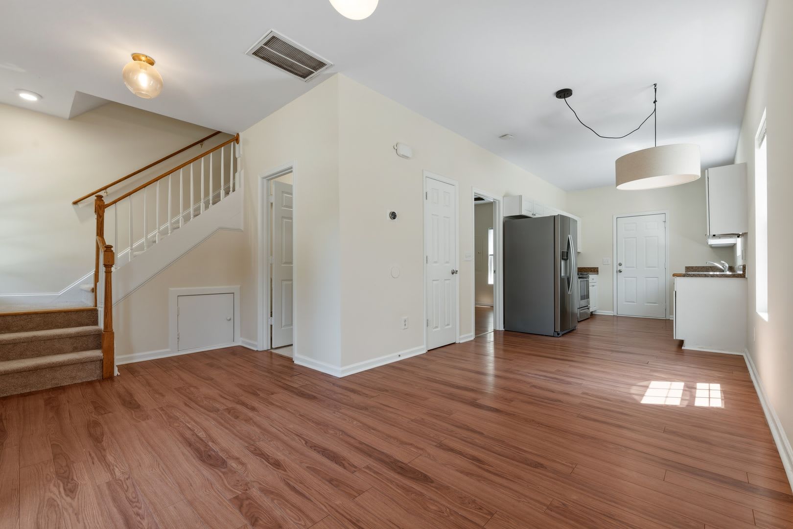 4 Bedroom unit near downtown! Fenced in patio/yard! – photo 4