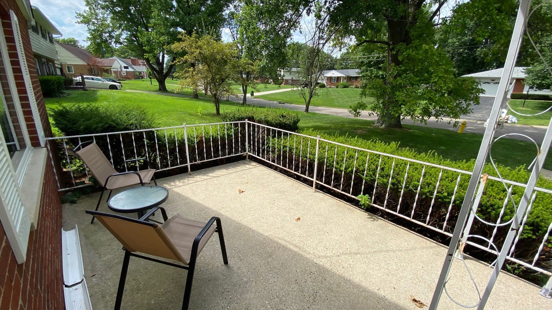 Fully Furnished with Washer and Dryer on quiet cul-de-sac – photo 3