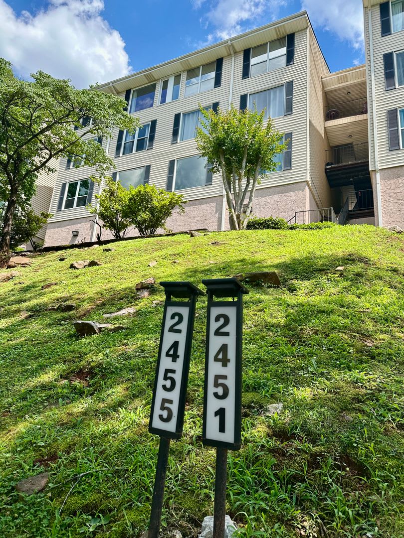 Spacious 2 Bedroom, 2 Bathroom Condominium with City Views – photo 1