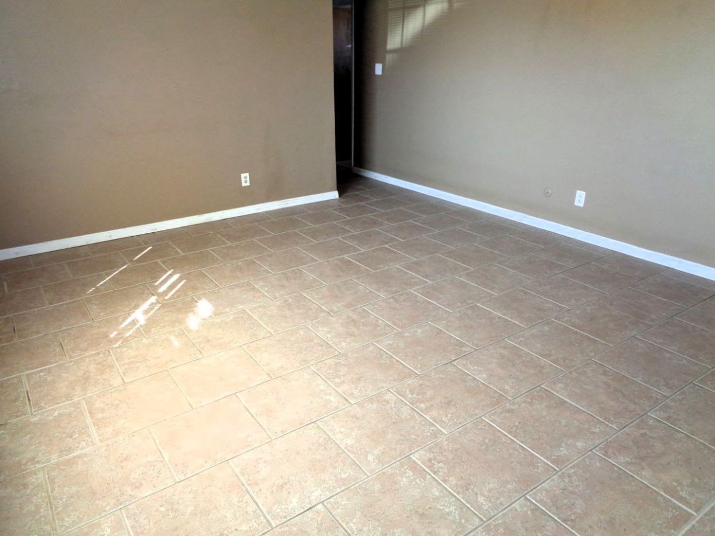 Nice Single Level Northeast Duplex With Refrigerated Air Located In Quiet Neighborhood – photo 2