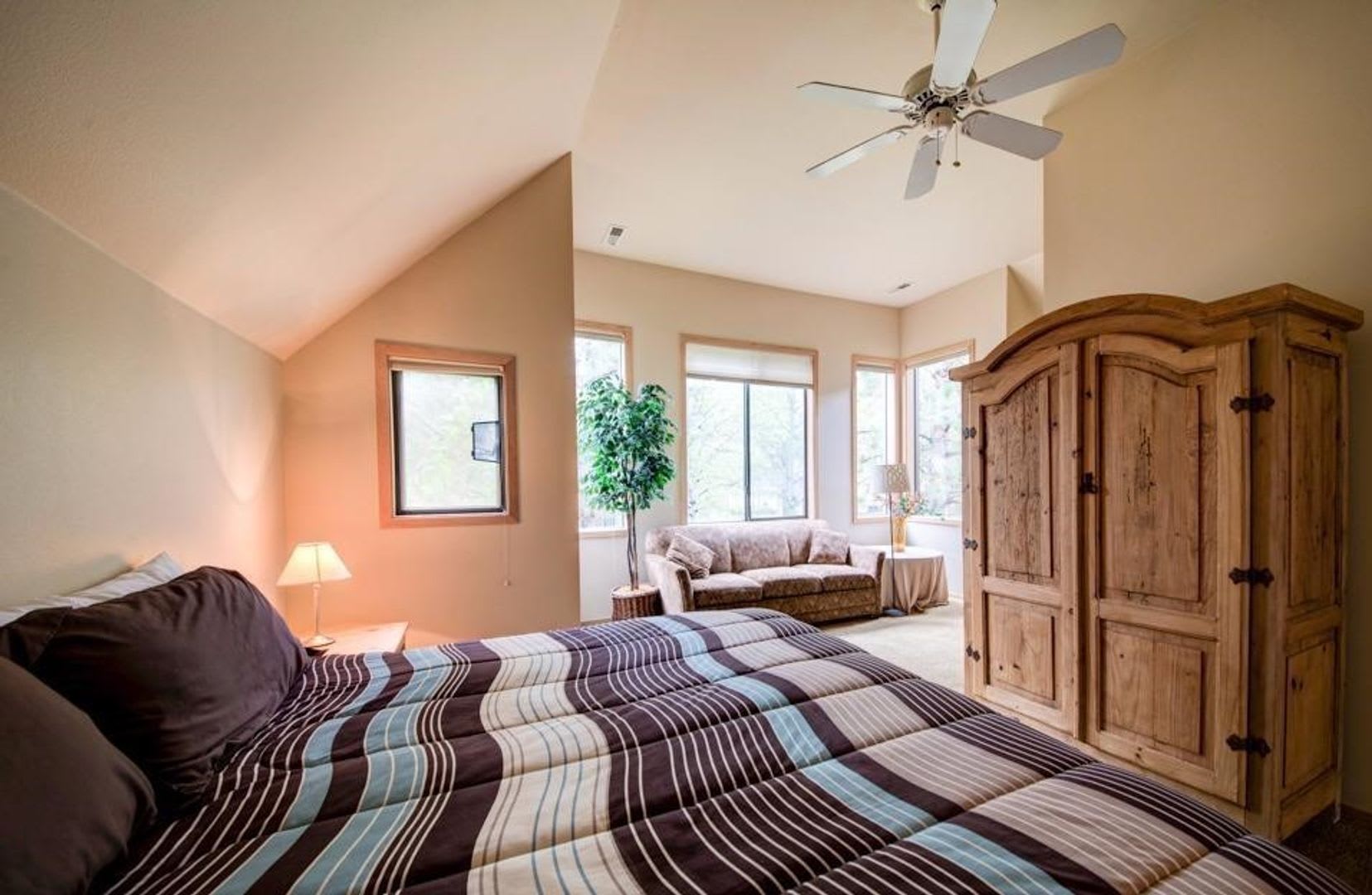 Fully Furnished Eaglewood Condo in Sunriver – Pool, Golf & Trails at Your Doorstep – photo 5